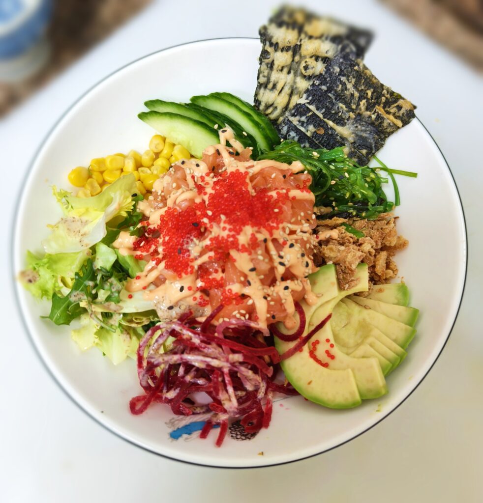 Poke bowl cu somon